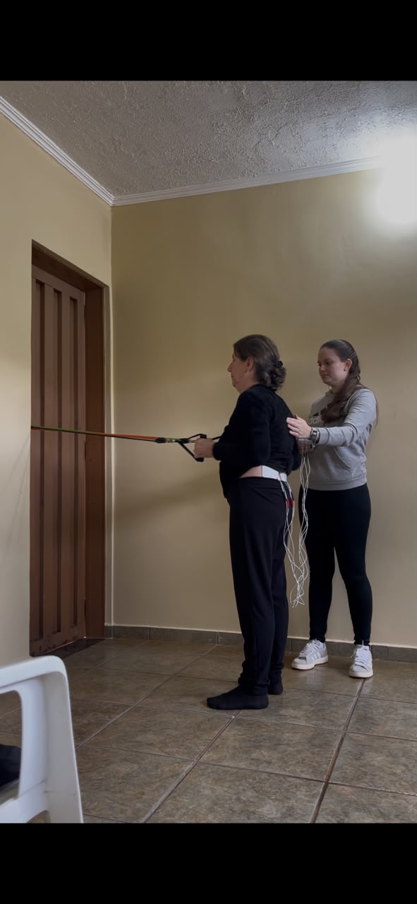 Mariana Domeneghetti auxiliando alinhamento postural da paciente