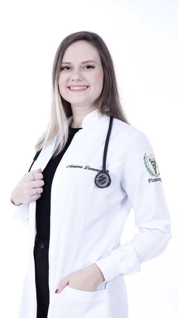 Mariana Domeneghetti, fisioterapeuta e instrutora de Pilates, com jaleco branco